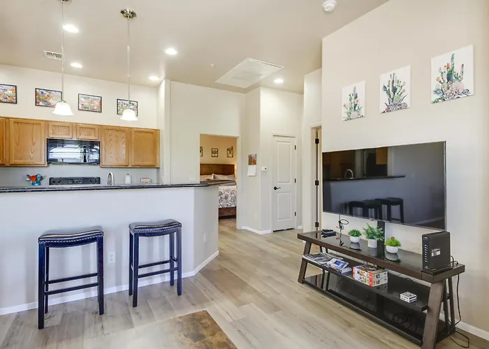 Holiday home W/ Balcony + Mountain View! Tucson
